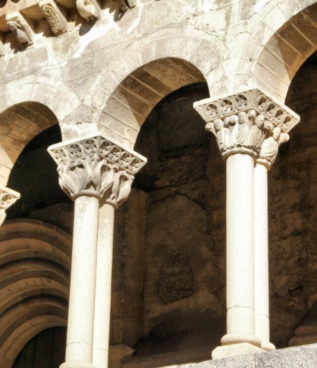 Galería con columnas románicas en la iglesia de San Martín en Segovia
