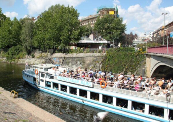 Crucero por el canal del barrio turco de Kreuzberg en Berlín