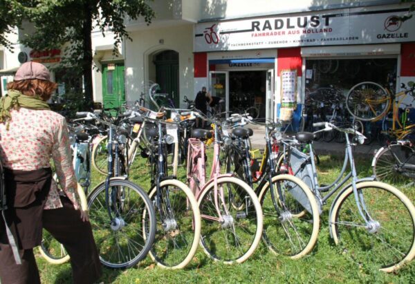 Tienda de bicicletas en el barrio turco Kreuzberg de Berlín