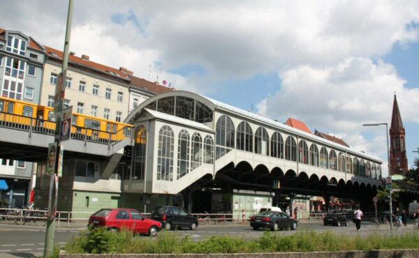 Estación de metro en el barrio turco Kreuzberg de Berlín