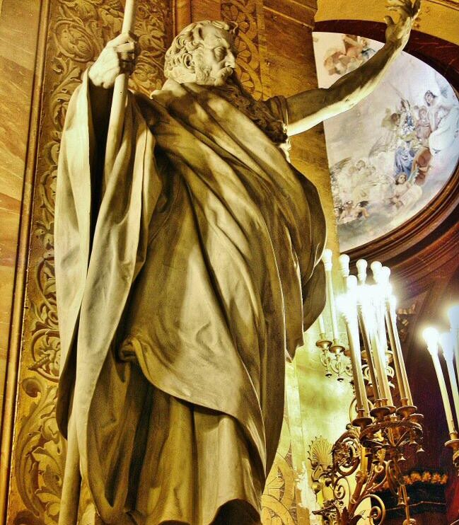 Estatua de apostol en la Basílica de San Francisco el Grande