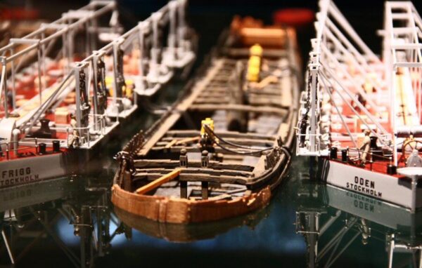 Maqueta del proceso de reflotación del barco Vasa en el museo Vasa de Estocolmo