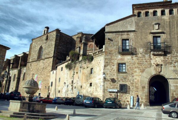 Plaza de San Nicolás en el centro histórico de Plasencia en Extremadura