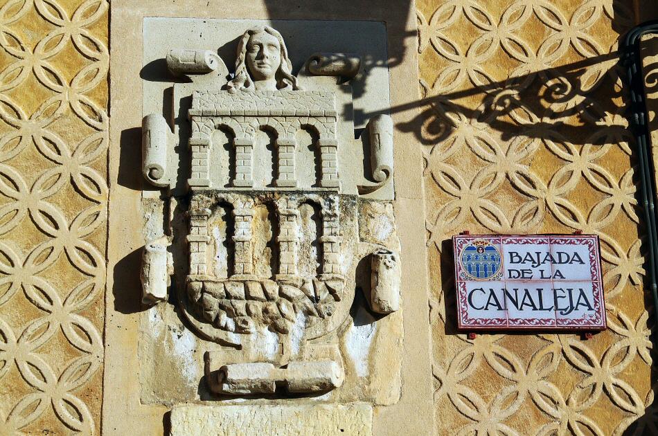 Bajada de la Canaleja en la calle Real de Segovia