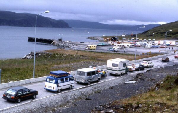 Esperando el ferry para cruzar al Cabo Norte en 1984