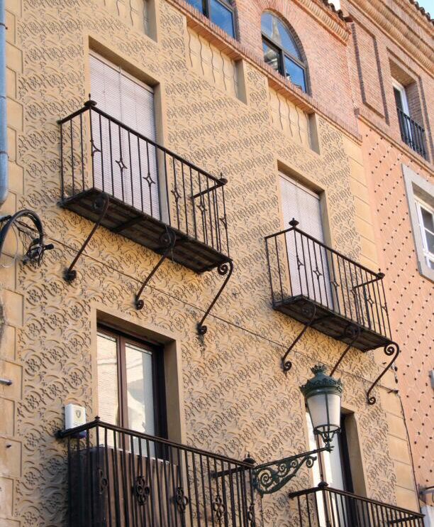 Fachada esgrafiada de edificio de la calle Real de Segovia