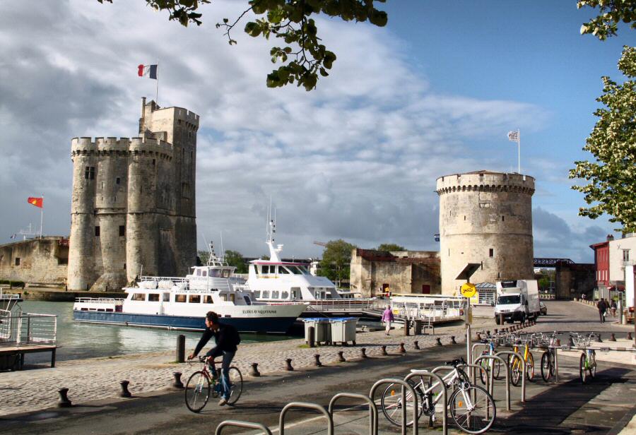 Torres del puerto de La Rochelle al oeste de Francia