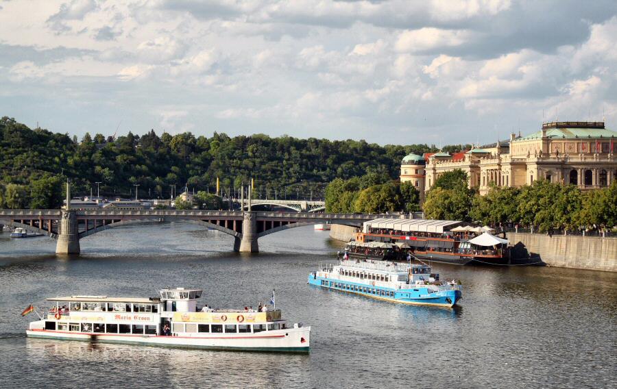Cruceros por el rio Moldava en Praga