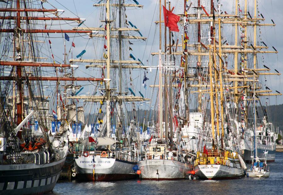 Grandes barcos veleros en la concentración Tall Ships en el puerto de A Coruña