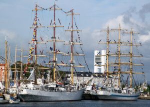 Grandes veleros en la Tall Ships Races en el puerto de A Coruña