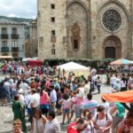 Ambiente en la plaza de la Catedral en el Mercado Medieval de Mondoñedo en Galicia