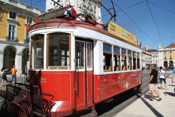 Tour turístico en tranvía tradicional en Lisboa