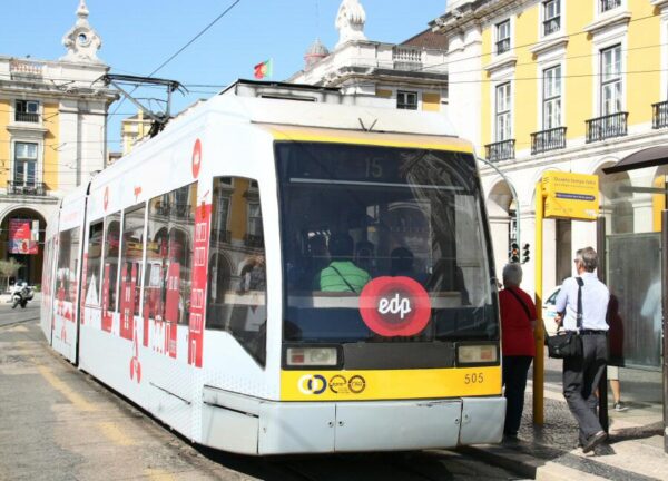 Tranvía 15 entre plaza del Comercio y Belem en Lisboa