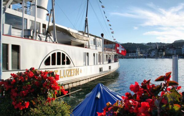 Barco a vapor para crucero por el lago Lucerna en Suiza