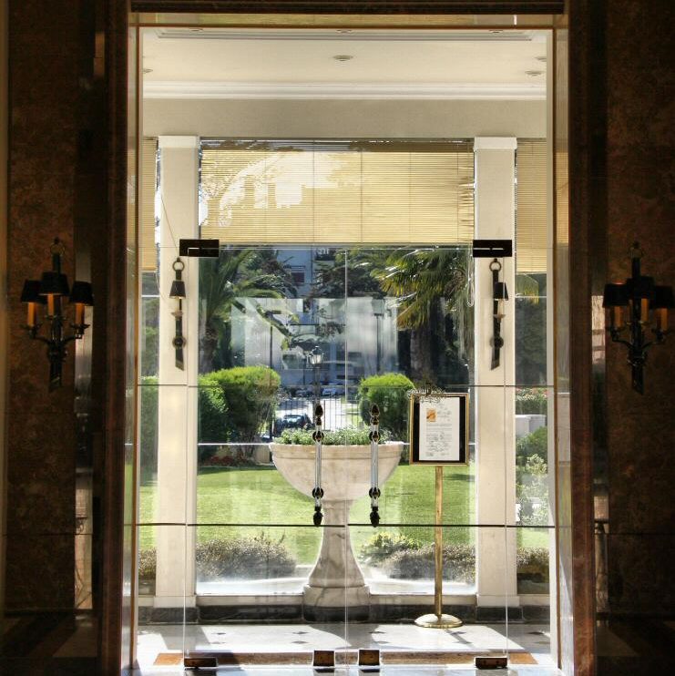 Puerta de acceso al jardin y piscina del Hotel Palacio en Estoril