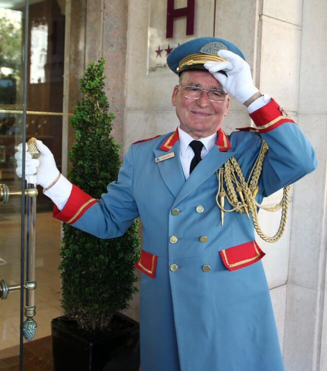 Afonso, veterano portero del Hotel Palacio en Estoril