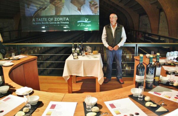 Jaime Boville, durante la cata de vinos y quesos en Hacienda Zorita en Salamanca