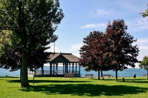 Parque a orillas del lago Ontario en Kingston en Canadá