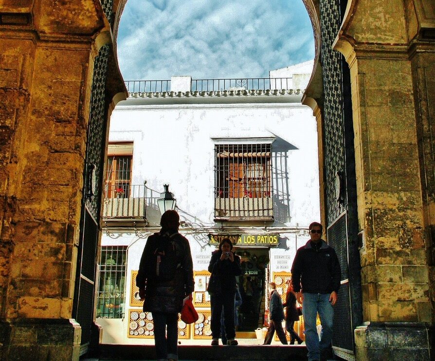 Puerta del Perdón en Patio de los Naranjos en Córdoba