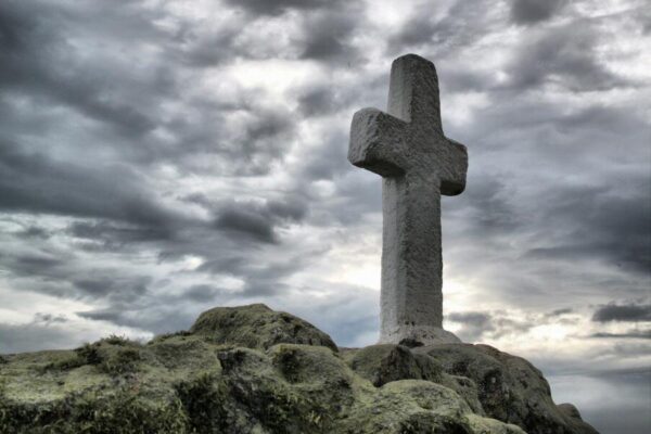 Cruz en las rocas de la punta O Roncudo en la Costa da Morte de Galicia