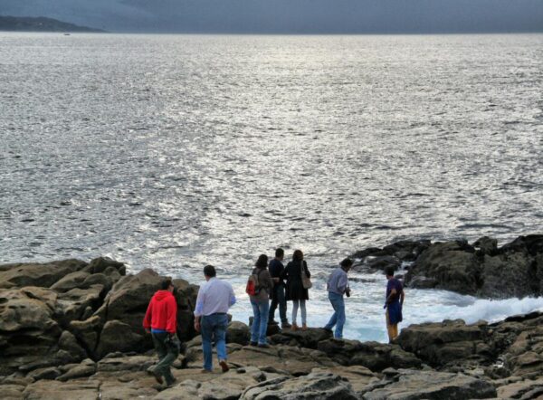 Rocas con percebes en la punta O Roncudo de la Costa da Morte en Galicia