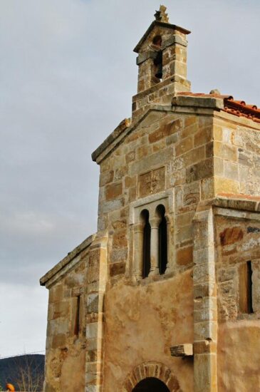 Iglesia prerrománica San Salvador de Valdediós cerca de Villaviciosa en Asturias
