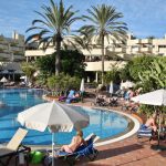 Piscina y jardines del Hotel Barceló Corralejo Bay en Fuerteventura
