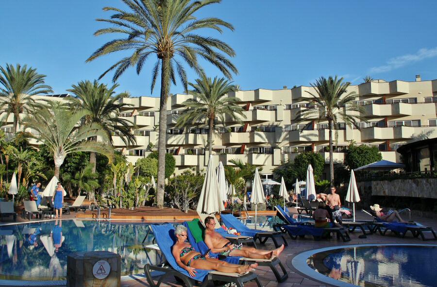 Piscina y jardines del Hotel Barceló Corralejo Bay en Fuerteventura