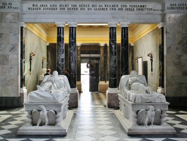 Sepulcros en el Mausoleo de los jardines del palacio de Charlottenburg en Berlín