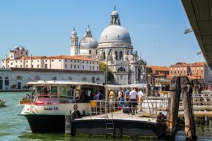 Vaporetto en el Gran Canal de Venecia