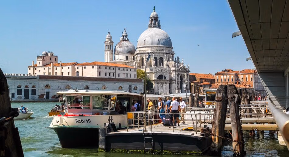 Vaporetto auf dem Canal Grande in Venedig