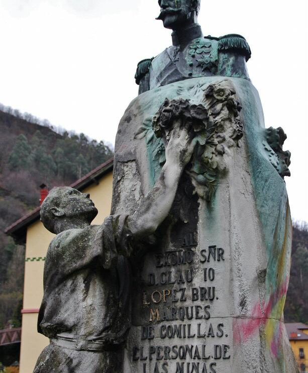 Monumento al Marqués de Comillas en Bustiello en Asturias