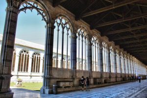 Arcos góticos en el claustro del Camposanto de Pisa