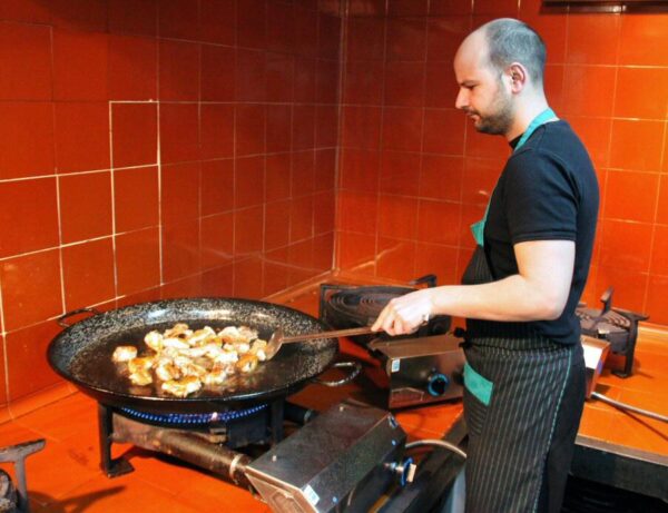 Vincent preparando la paella valenciana en el restaurante Mateu de El Palmar