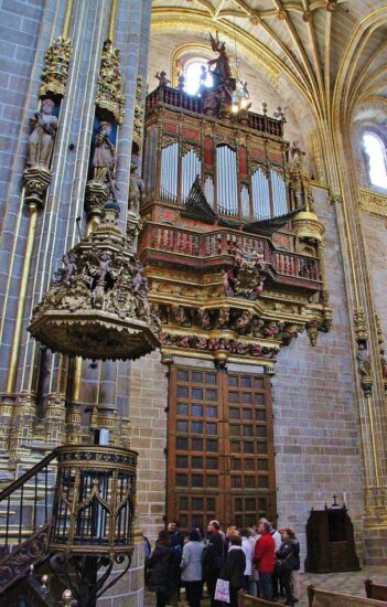 Interior de la catedral Nueva de Plasencia en Extremadura