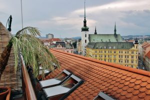 Vistas desde la terraza mirador en la plaza de la Libertad en Brno