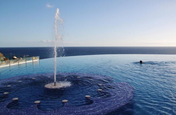 Piscina con vistas al mar del hotel Gloria Royal en Playa Amadores