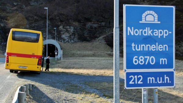 Entrada al túnel de la isla del Cabo Norte en Noruega