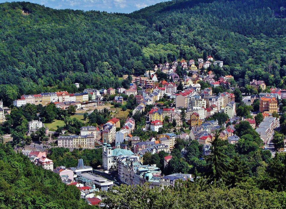 Vistas panorámicas de Karlovy Vary desde el mirador de Diana