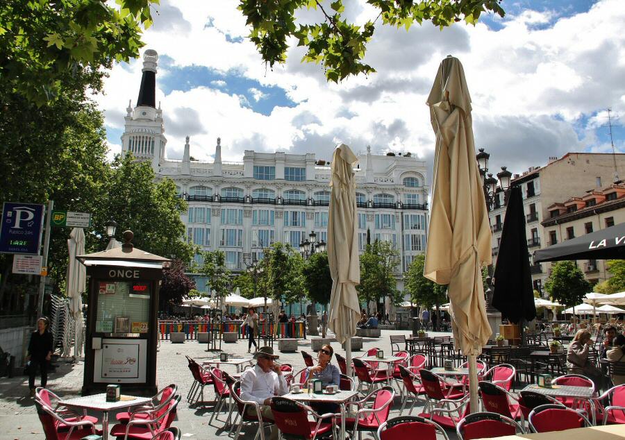 Terraza en la plaza de Santa Ana de Madrid