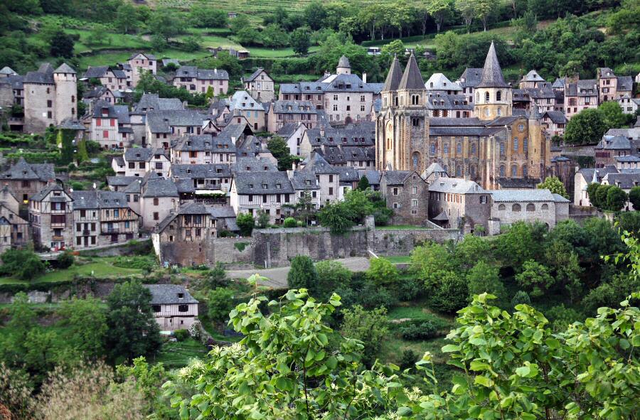 Vista panorámica de Conques en Aveyron al sur de Francia