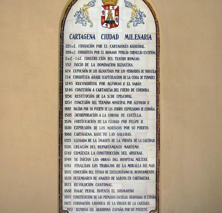 Placa con la historia de Cartagena en Murcia
