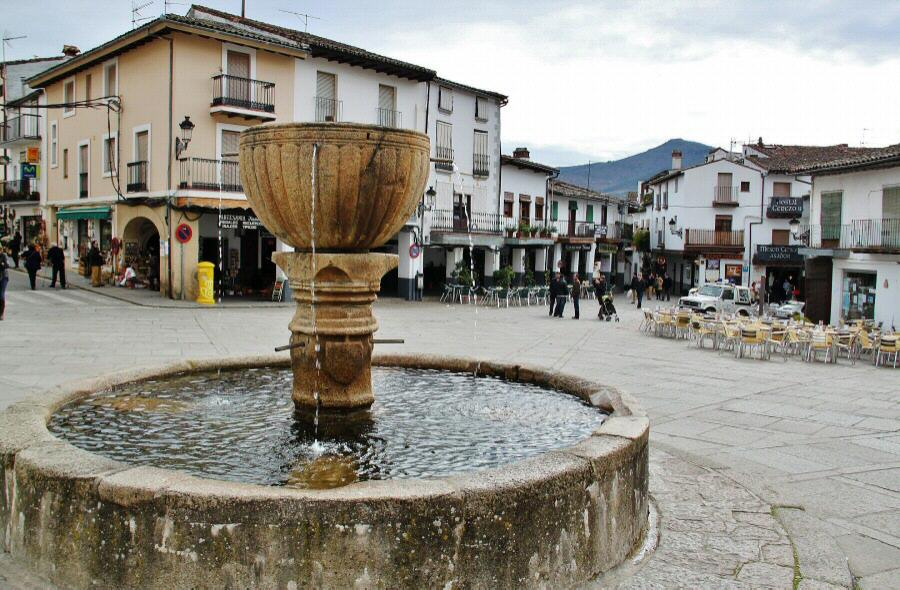 Fuente de Colón en la plaza de Santa María de Guadalupe