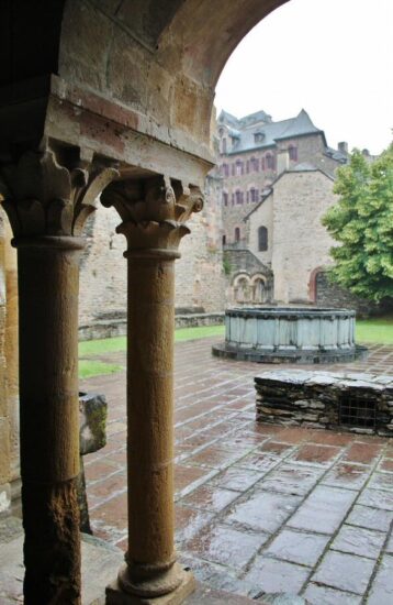 Claustro de la Abadía de Conques en Aveyron al sur de Francia