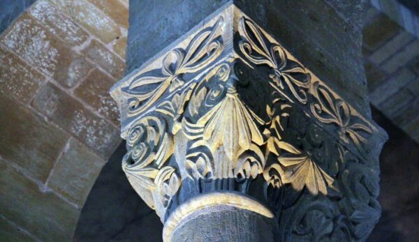 Capitel en el interior de la Abadía de Conques al sur de Francia