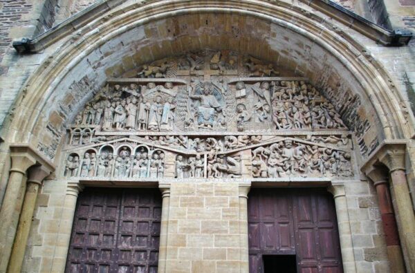 Tímpano de la Portada de la Abadía de Conques en Aveyron al sur de Francia