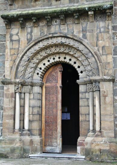 Portada con elementos románicos de la Iglesia de Santa Eulalia de Ujo en Asturias