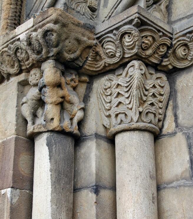 Columnas románicas de la portada de la Iglesia de Santa Eulalia de Ujo en Asturias