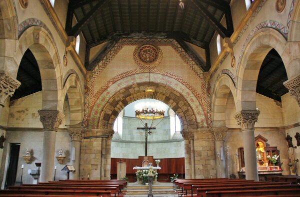 Interior de la Iglesia de Santa Eulalia de Ujo en Asturias