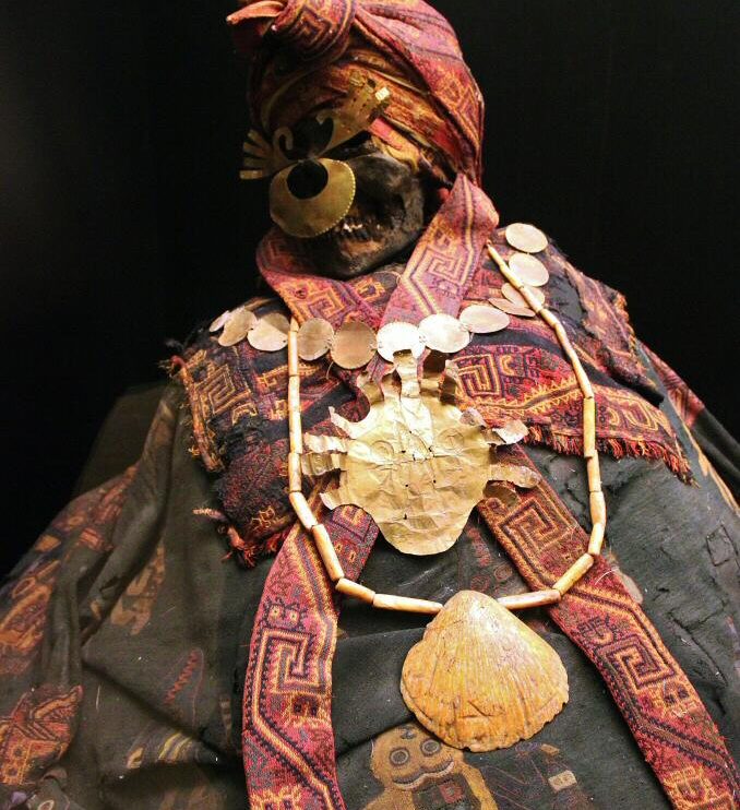 Momia de Paracas en la colección peruana del museo de América